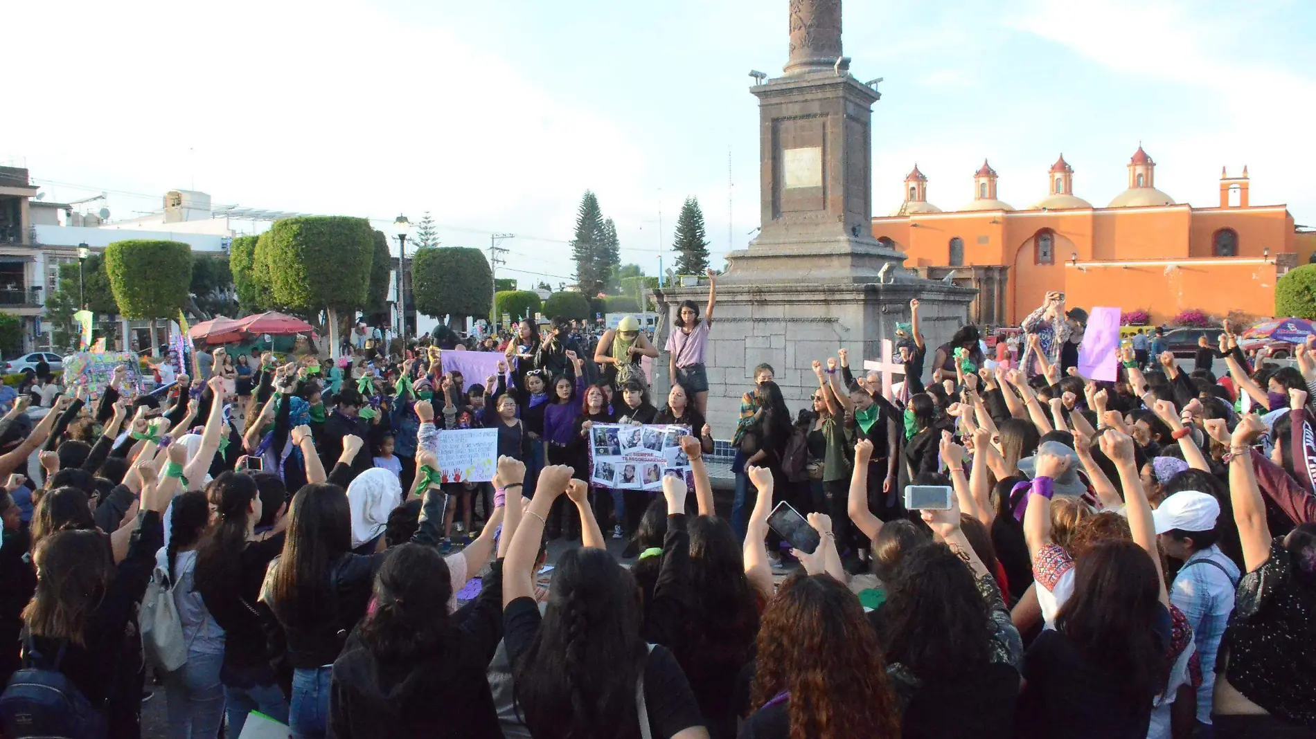 Testimonios de violencia fueron acompañados de puños en alto en apoyo a las víctimas.  Foto Luis Luévanos  El Sol de San Juan del Río.